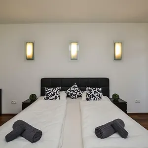 https://castle-apartment-with-panoramic-balcony-and-free-parking.inbudapesthotels.com